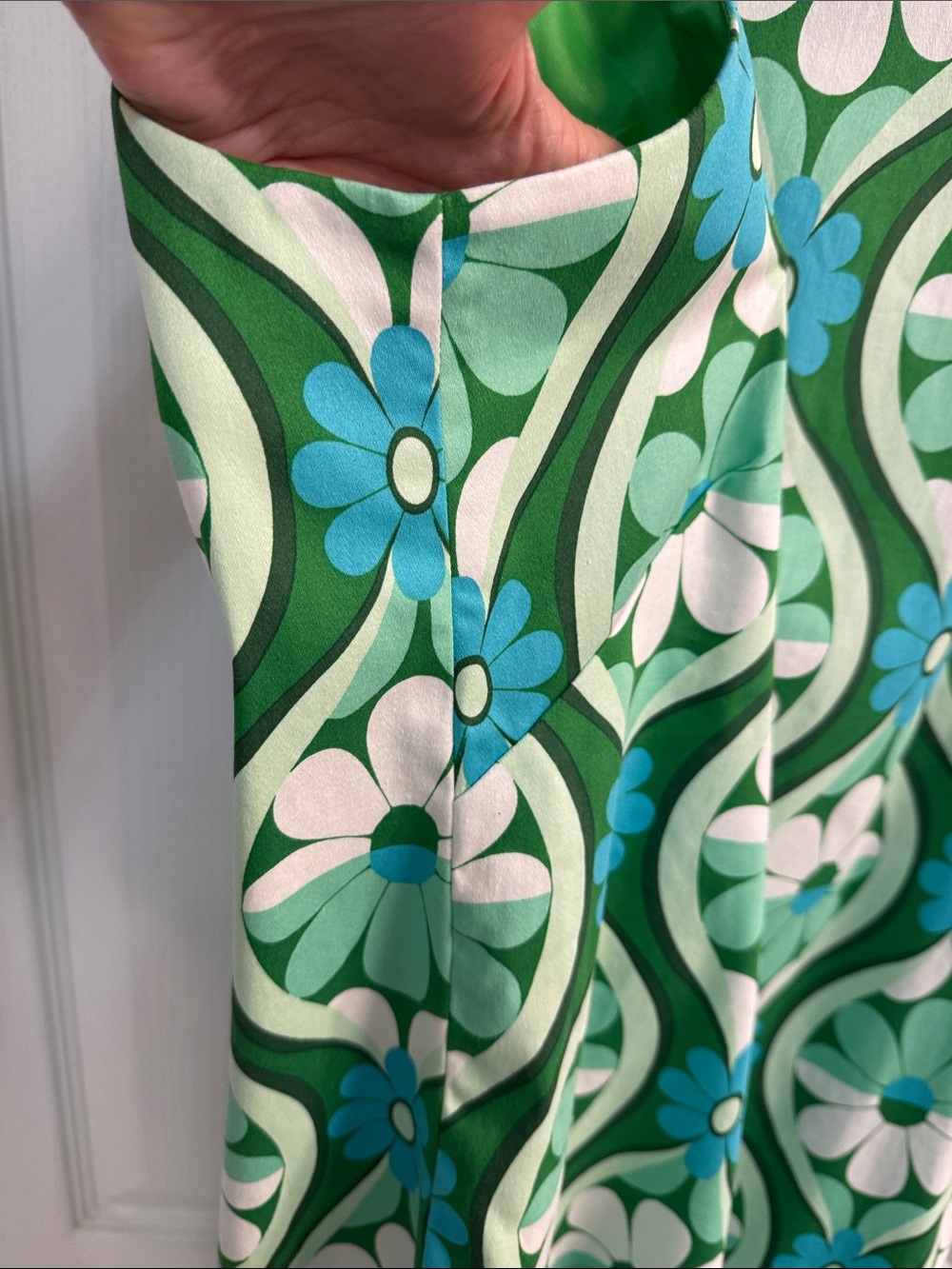 London Times Miranda sleeveless dress - Vibrant green, blue, white retro daisy - Picture 4 of 10